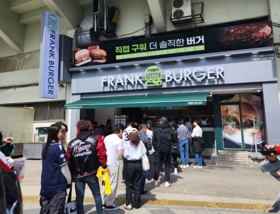 ★강동구★프랭크버거 오피스상권＆아파트대단지! 홀비율 높은 매장!